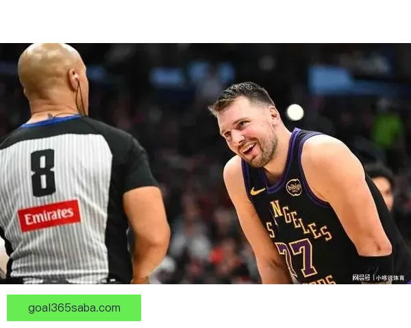 范德比尔特调侃东契奇穿衣走秀 逼穿自家球衣戴金链展现时尚感